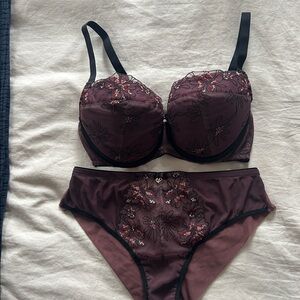 Samanta 34DDD. Purchased in Italy. 
Embroidered floral bra and panty set.